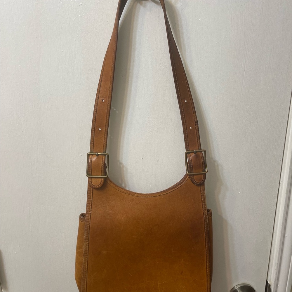 Elegant Tan Leather Shoulder Bag